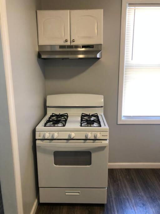 Private 2-Bedroom With Free Parking And Direct Bus To Nyc Manhattan Only 2 Blocks Away 린던 외부 사진