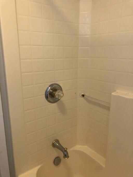 Private 2-Bedroom With Free Parking And Direct Bus To Nyc Manhattan Only 2 Blocks Away 린던 외부 사진