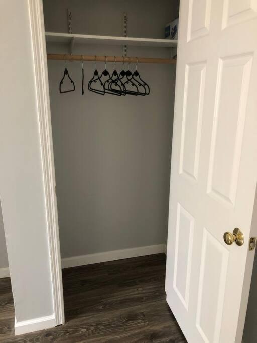 Private 2-Bedroom With Free Parking And Direct Bus To Nyc Manhattan Only 2 Blocks Away 린던 외부 사진