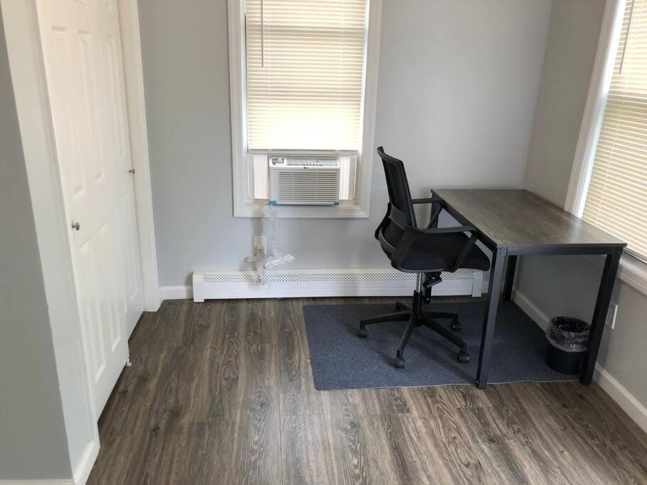 Private 2-Bedroom With Free Parking And Direct Bus To Nyc Manhattan Only 2 Blocks Away 린던 외부 사진